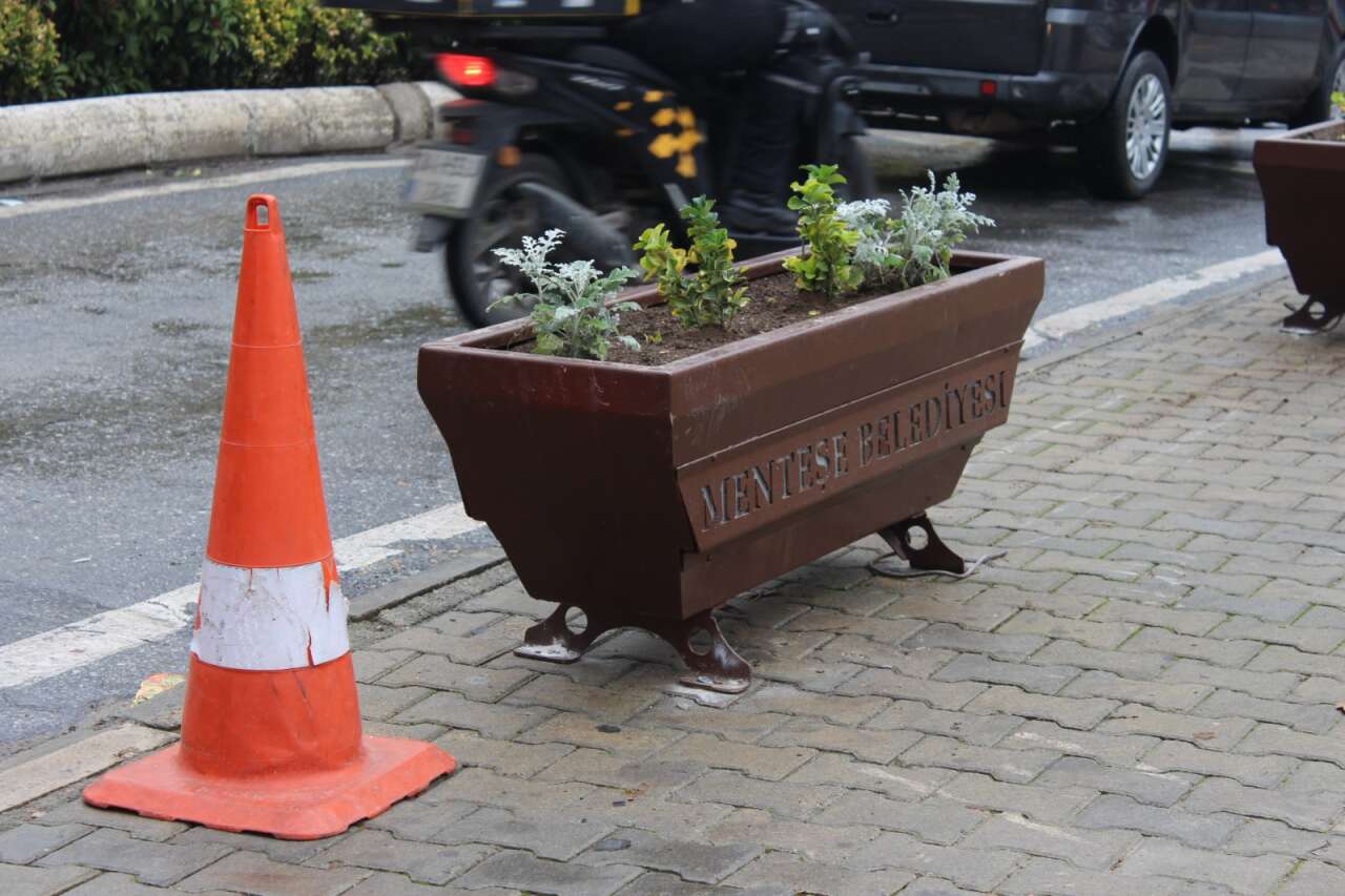 Menteşe’de Kaldırım İşgaline Çözüm: Saksılar Çivilenerek Sabitlendi 5